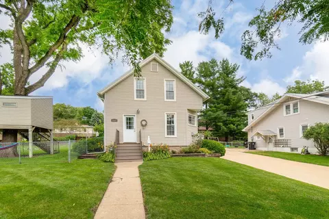 1115 W 3rd St, Cedar Falls, IA 50613