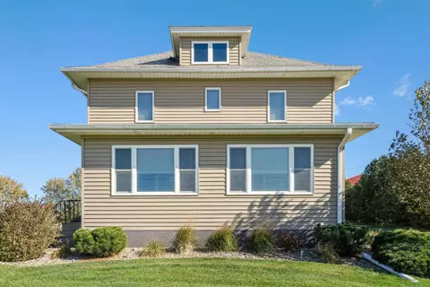 8411 Kimball Ave, Waterloo, IA 50701