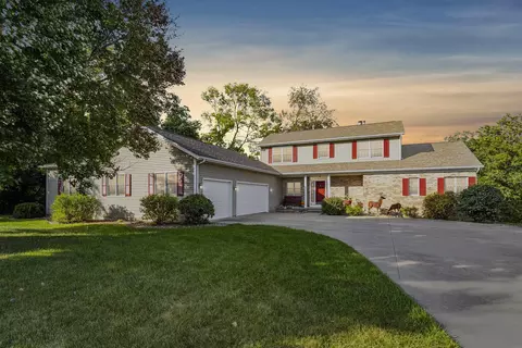 4240 Briar Ridge Ct, Ely, IA 52227