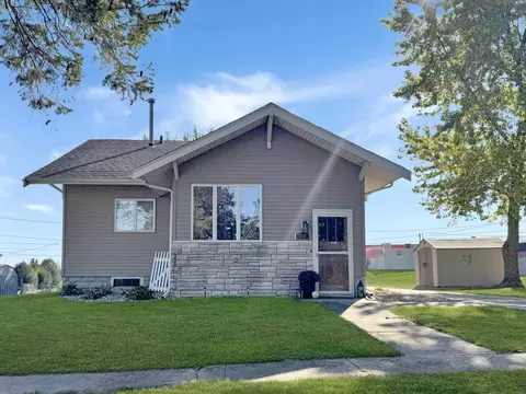 210 7th St, Gladbrook, IA 50635