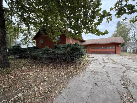 1215 8th St, Jesup, IA 50648