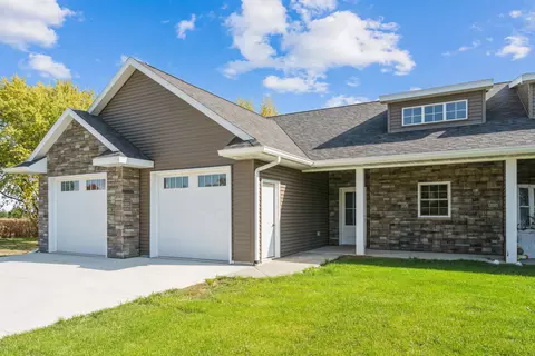 445 N 1st St, Winthrop, IA 50682