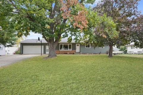 2912 Tucson Dr, Cedar Falls, IA 50613