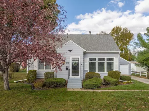 921 W 7th St, Cedar Falls, IA 50613