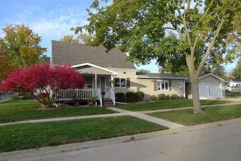 510 S Jackson St, Charles City, IA 50616
