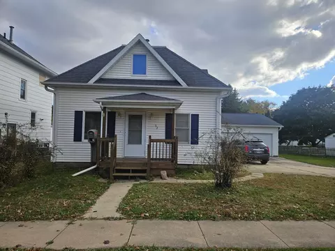 32 6th St NW, Oelwein, IA 50662