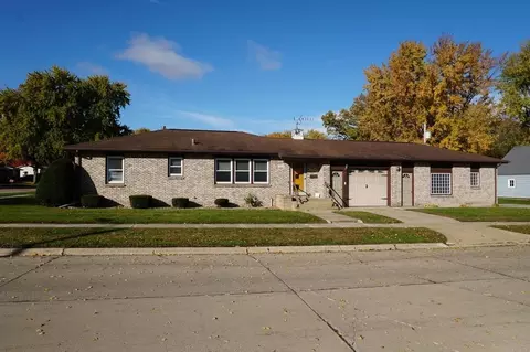 1009 S Johnson St, Charles City, IA 50616