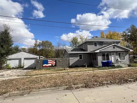 800 NE Nelson Ave, Independence, IA 50644