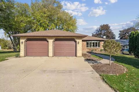 31679 Olde Castle Rd, Dyersville, IA 52040