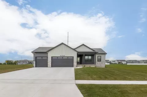 4017 Broomfield Dr, Cedar Falls, IA 50613