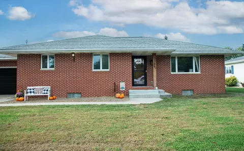 2308 W Bremer Ave, Waverly, IA 50677