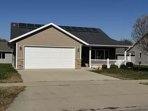 807 9th St, Charles City, IA 50616
