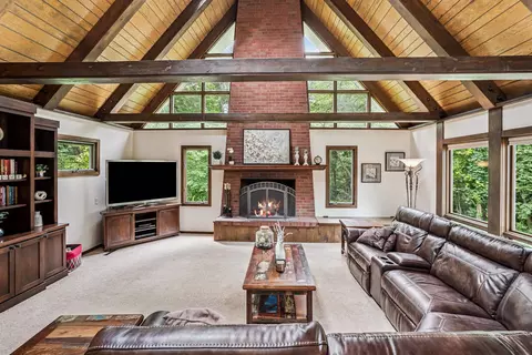 9706 Sylvan Dr, Janesville, IA 50647