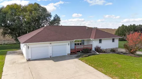 1018 E 8th St, Cresco, IA 52136