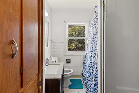 Bath - 507 E 507 12 E Mitchell Ave, Waterloo, IA 50702 photo 3 of 3
