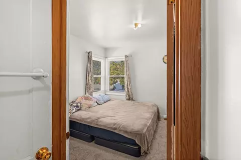 Bedroom - 507 E 507 12 E Mitchell Ave, Waterloo, IA 50702 photo 4 of 6