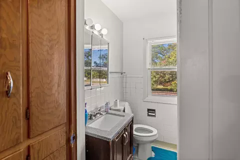 Bath - 507 E 507 12 E Mitchell Ave, Waterloo, IA 50702 photo 2 of 3