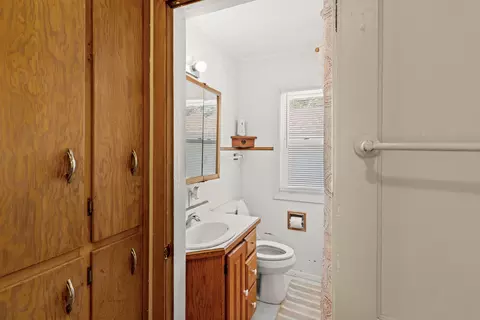 Bath - 507 E 507 12 E Mitchell Ave, Waterloo, IA 50702 photo 1 of 3