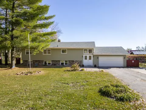 11 Silver Lake Dr, Waterloo, IA 50702