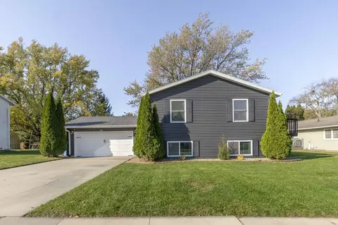 5814 Daisy Dr, Waterloo, IA 50701