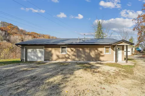 2279 Bosco Bluff Ln, Lansing, IA 52151
