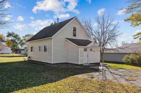 140 N 8th St, Maynard, IA 50655