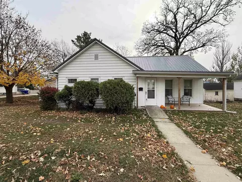707 1st St E, Independence, IA 50644