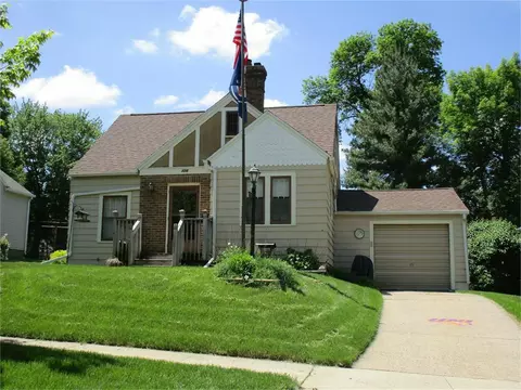 2215 Franklin St, Cedar Falls, IA 50613