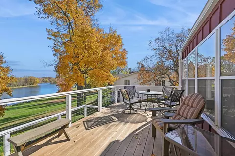1318 Cedar River Dr, Waverly, IA 50677