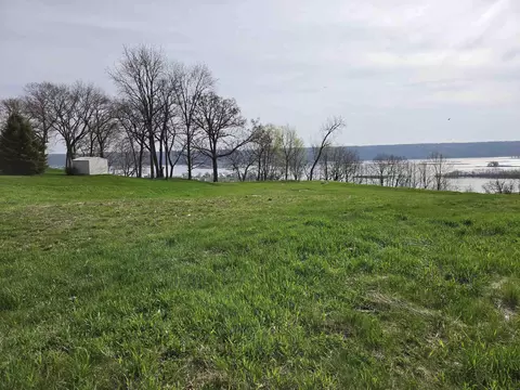 137 Royal Oaks Ct, Guttenberg, IA 52052