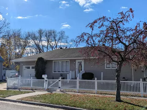 407 Iowa Ave, Decorah, IA 52101