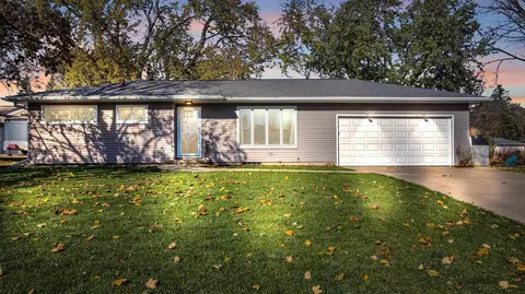 3930 Scenic Dr, Waterloo, IA 50701