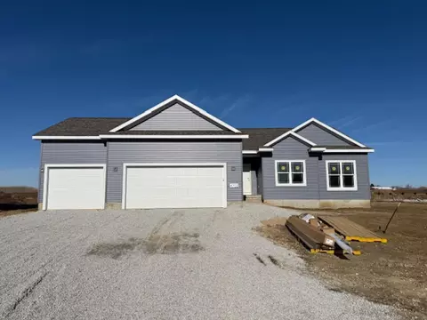 4702 Wild Horse Dr, Cedar Falls, IA 50613
