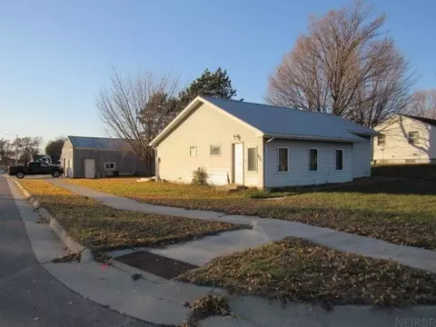 601 6th St, Delhi, IA 52223