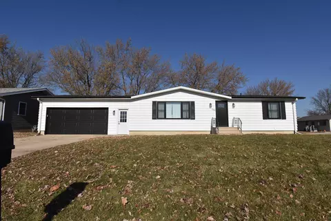1200 3rd St N W, Independence, IA 50644