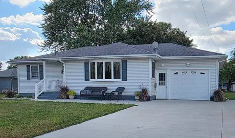1208 N 2nd St, Manchester, IA 52057