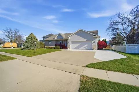 4614 Donald Dr, Cedar Falls, IA 50613