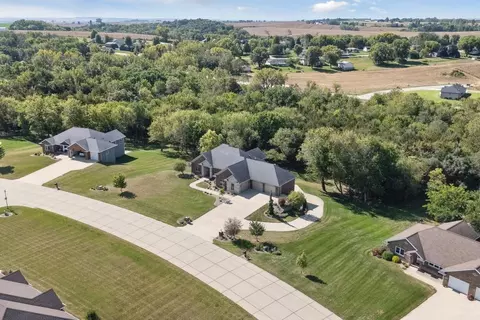 2038 Cedar Hill Ave SE, Dyersville, IA 52040