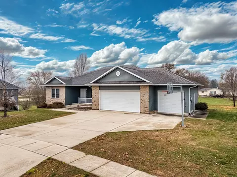 200 Pheasant Ln, Hudson, IA 50643