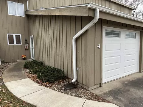 205 Ohio St #4, Decorah, IA 52101