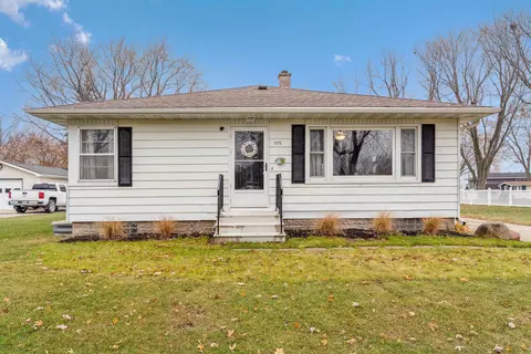 1175 Hawley St, Jesup, IA 50648
