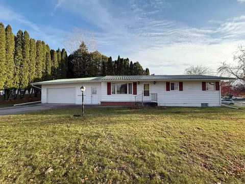 1306 Skyline Dr, Decorah, IA 52101