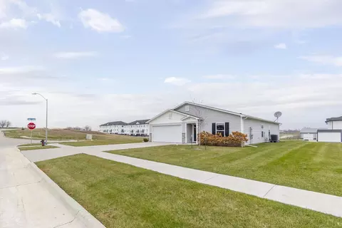 324 Post Oak Dr, Cedar Falls, IA 50613