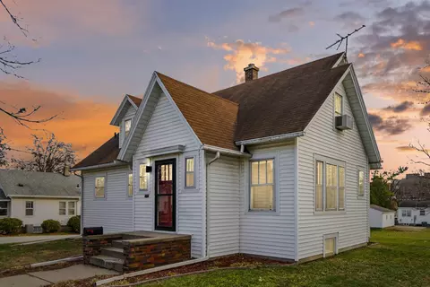 1016 W 3rd St, Cedar Falls, IA 50613