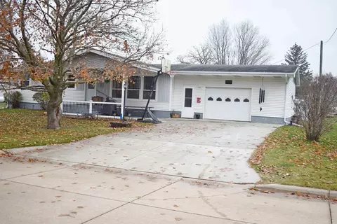 205 7th St E, Riceville, IA 50466