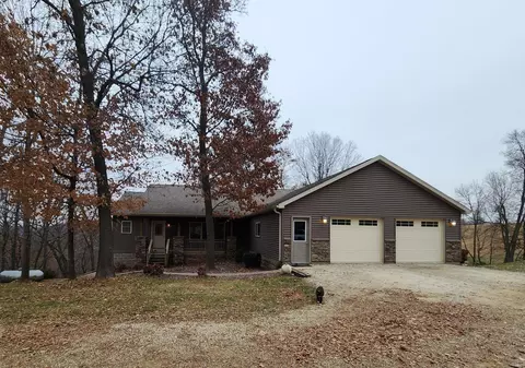 866 Cooks Rd, Waukon, IA 52172