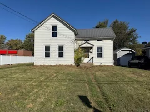 808 W 1st St, Independence, IA 50644