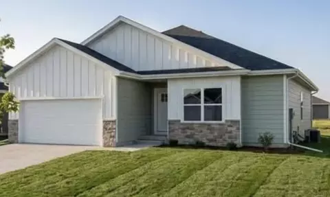 4007 Wild Horse Dr, Cedar Falls, IA 50613
