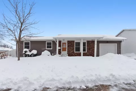 3917 Del Matro Rd, Waterloo, IA 50701