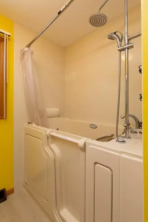Bath - 320 Valley, Waterloo, IA 50701 photo 2 of 3